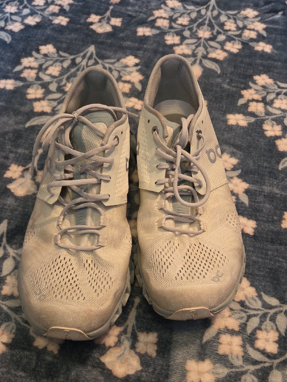 On Cloud Light/sky Blue Helion Sneakers